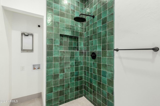 bathroom featuring a tile shower