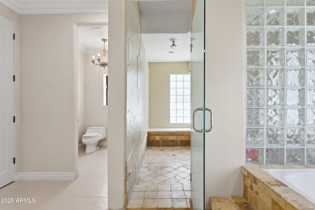 6467 E Sierra Vista Dr, Paradise Valley, AZ 85253 - full bath featuring a shower with shower door, toilet, a chandelier, ornamental molding, and a bath