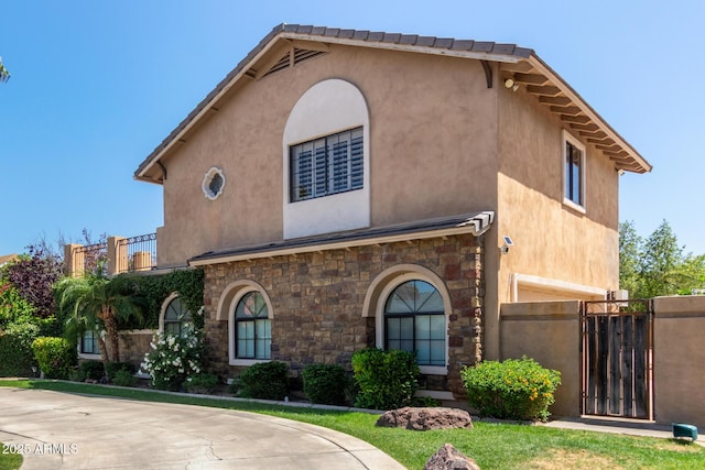 3203 E Ellis St, Mesa, AZ 85213 - view of front facade featuring a gate, stucco siding, and stone siding