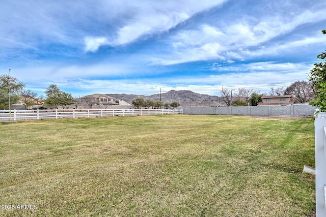 view of yard with fence and a mountain view