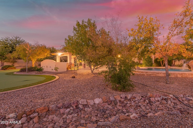 view of yard at dusk