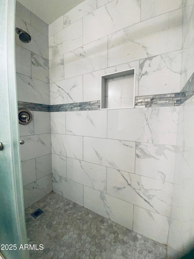 full bathroom featuring a tile shower