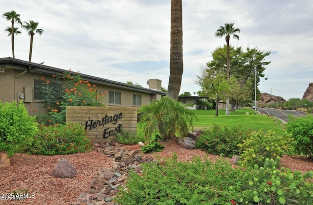 community sign featuring a yard