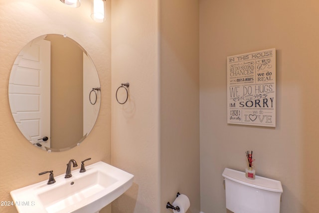 bathroom featuring a sink