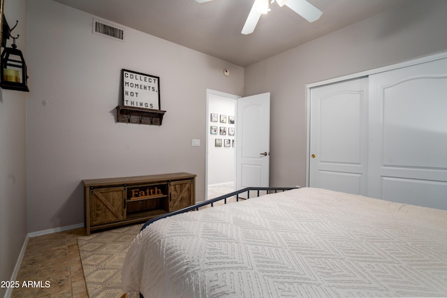 bedroom featuring visible vents, baseboards, ceiling fan, and a closet