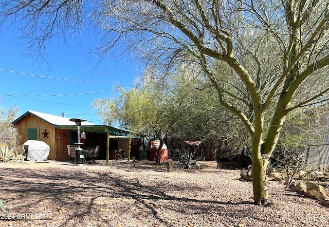 view of yard with an outbuilding