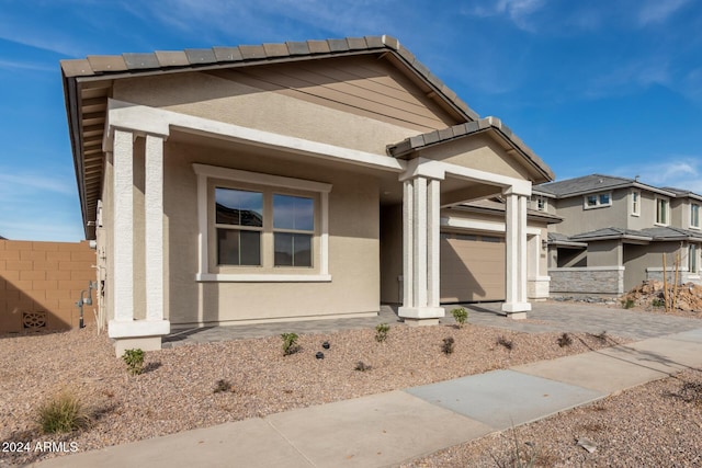 view of front of house with covered porch and a garage