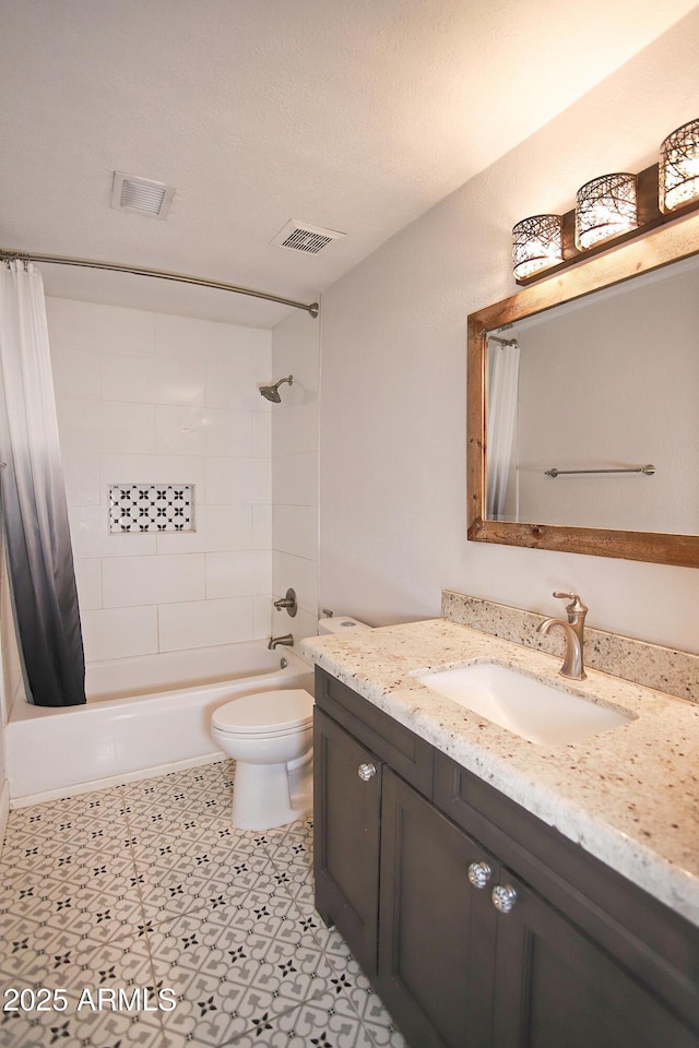 5941 W Venus Way, Chandler, AZ 85226 - bathroom featuring toilet, shower / tub combo with curtain, and vanity