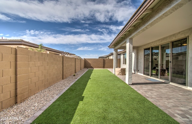 view of yard featuring a patio