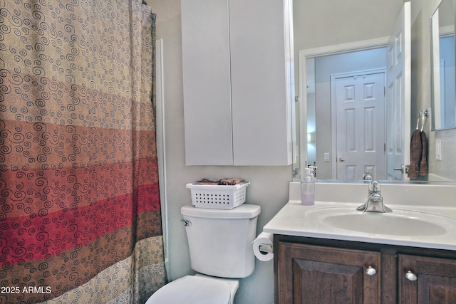 full bath featuring vanity, toilet, and a shower with curtain