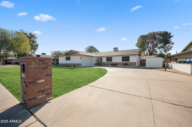 ranch-style house with a front yard