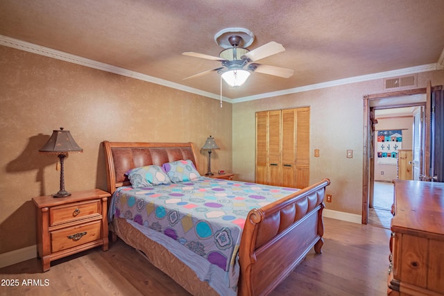 bedroom with crown molding, ceiling fan, light hardwood / wood-style floors, and a closet