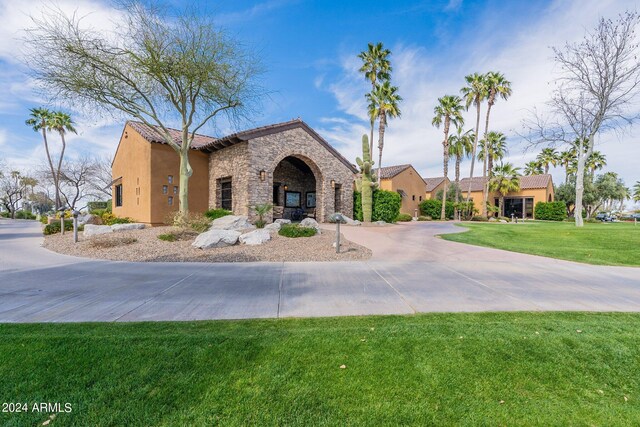 view of front of property featuring a front lawn