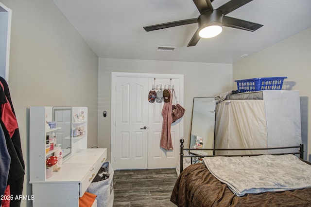 bedroom with dark wood-style floors, a closet, visible vents, and a ceiling fan