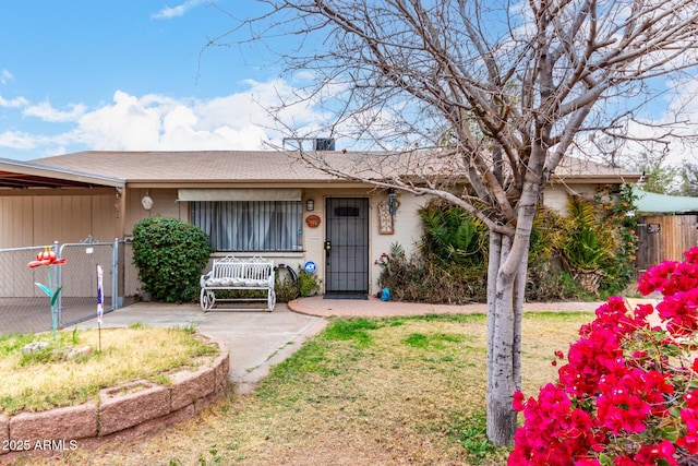 ranch-style house featuring a front yard