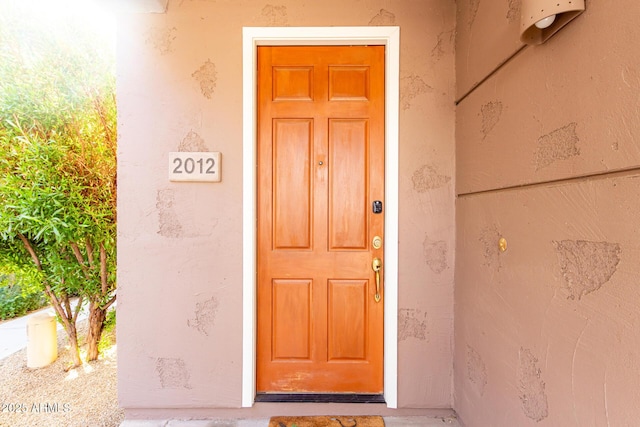 view of exterior entry featuring stucco siding