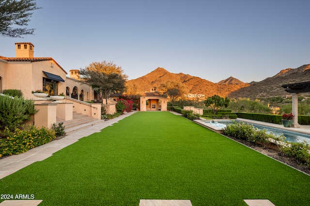 view of yard featuring a mountain view