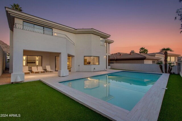 view of pool at dusk