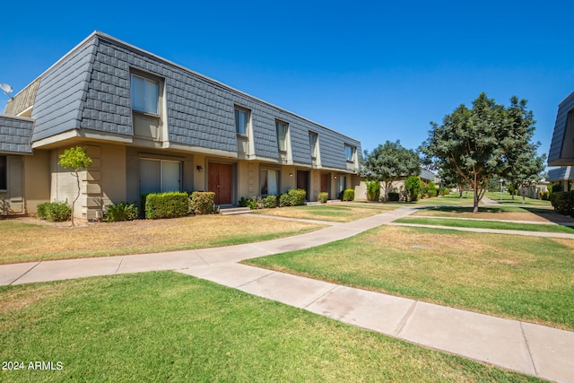 view of property's community featuring a yard