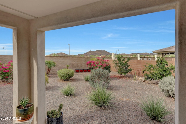 view of yard featuring a mountain view