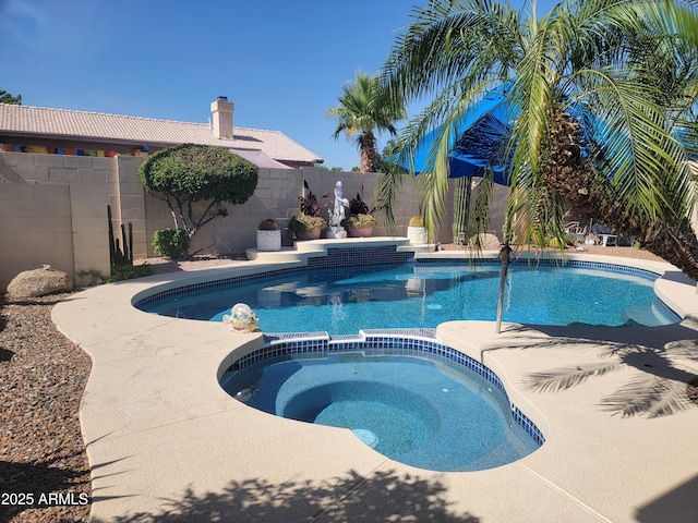 316 W Anderson Ave, Phoenix, AZ 85023 - view of pool with a fenced backyard and a pool with connected hot tub