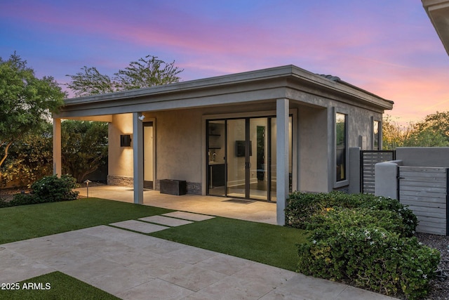 26099 N 88th Way, Scottsdale, AZ 85255 - rear view of property with a lawn, stucco siding, and a patio area