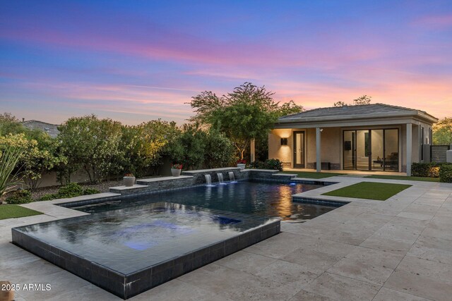 26099 N 88th Way, Scottsdale, AZ 85255 - pool at dusk featuring an outdoor pool, an in ground hot tub, and a patio area