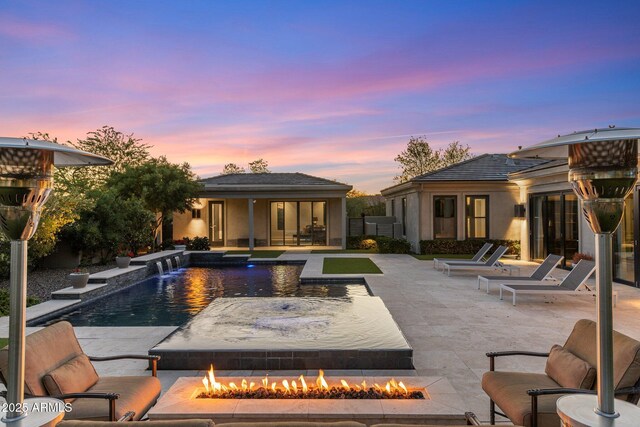 26099 N 88th Way, Scottsdale, AZ 85255 - pool at dusk with a fire pit, an outdoor pool, a patio, and a hot tub