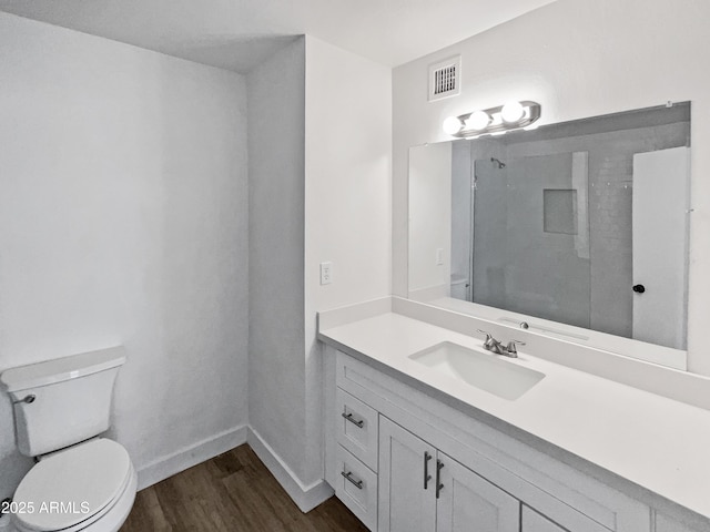 5308 N 77th Dr, Glendale, AZ 85303 - full bathroom featuring wood finished floors, a shower, baseboards, toilet, and visible vents