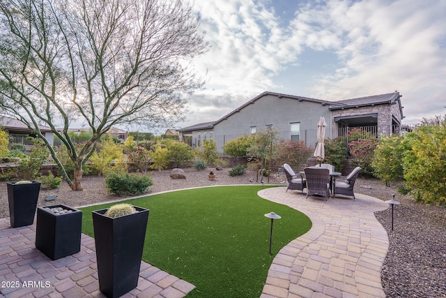 view of yard featuring a patio area