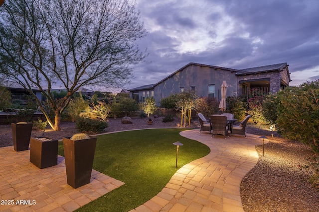 view of yard featuring a patio area