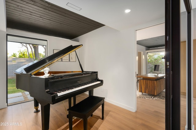 living area featuring light wood-style floors, baseboards, and recessed lighting