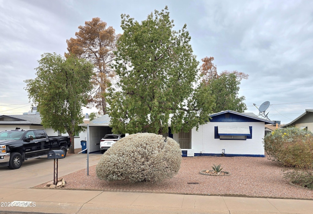 view of front of property with concrete driveway