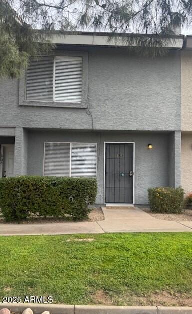 view of front of house featuring a front yard