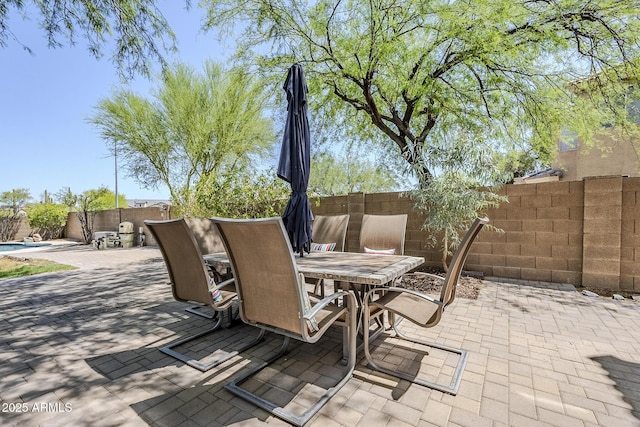 31259 N 42nd Pl, Cave Creek, AZ 85331 - fenced backyard with outdoor dining area and a patio area