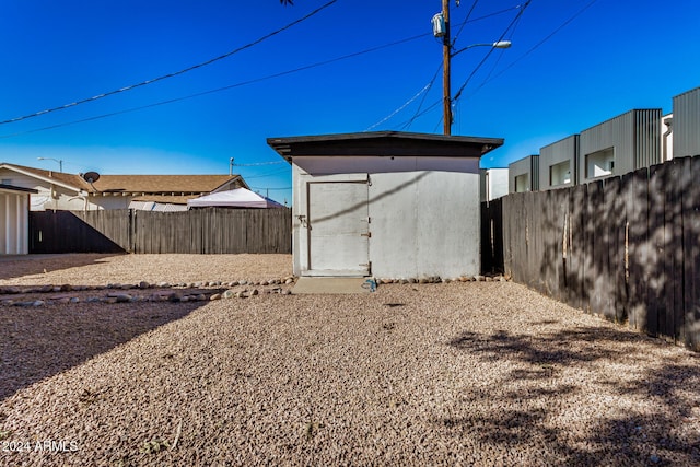 view of yard featuring a shed