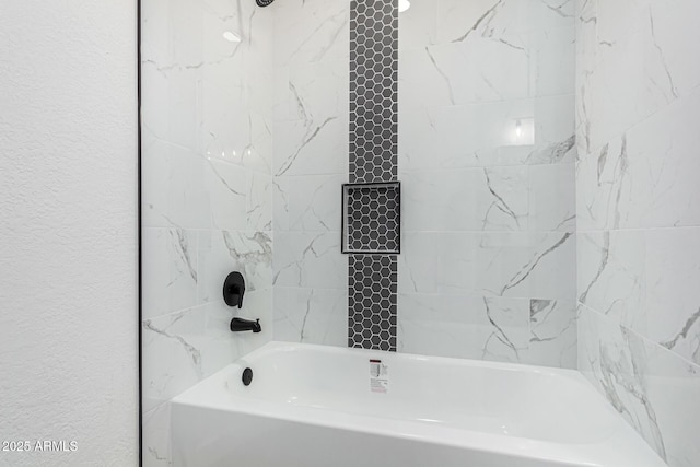 bathroom featuring tiled shower / bath combo