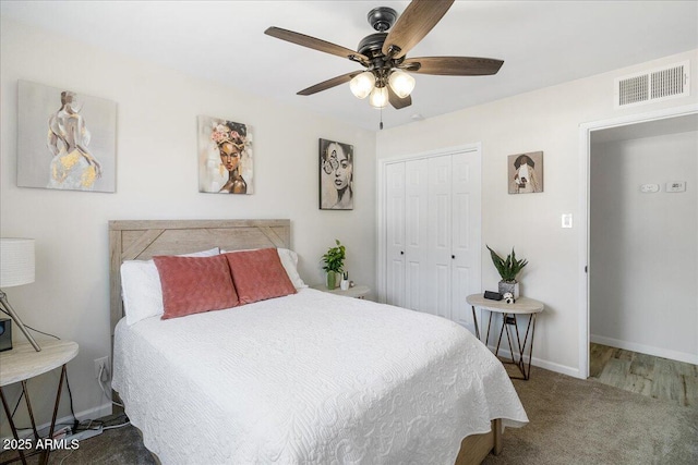 bedroom featuring carpet flooring, ceiling fan, and a closet