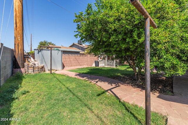 view of yard with a shed