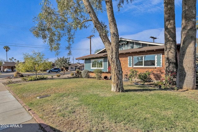 view of front of home featuring a front yard