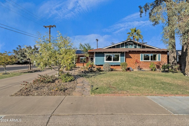 view of front of house featuring a front yard