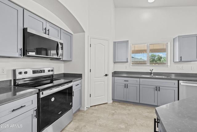 3843 E Citrine Rd, San Tan Valley, AZ 85143 - kitchen featuring appliances with stainless steel finishes, a sink, dark countertops, and gray cabinetry