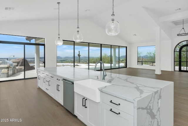 301 E Jomax Rd, Phoenix, AZ 85085 - kitchen featuring a sink, open floor plan, wood finished floors, dishwasher, and high vaulted ceiling