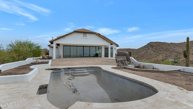 301 E Jomax Rd, Phoenix, AZ 85085 - back of property featuring stucco siding, a mountain view, and an empty pool