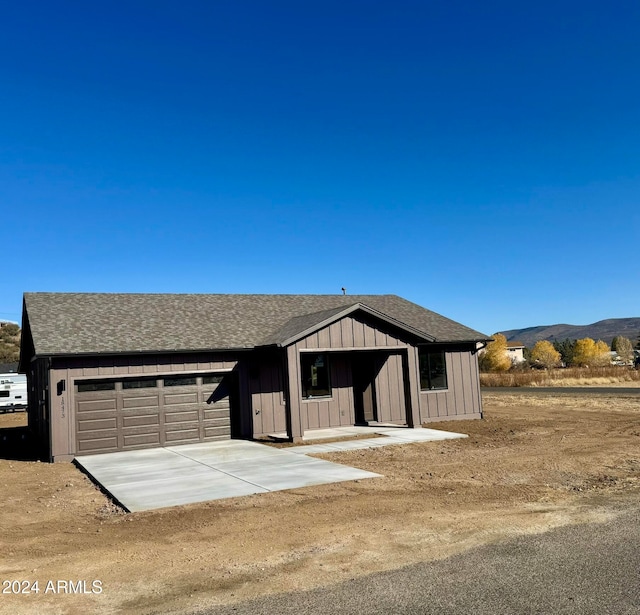 view of front of property featuring a mountain view and a garage