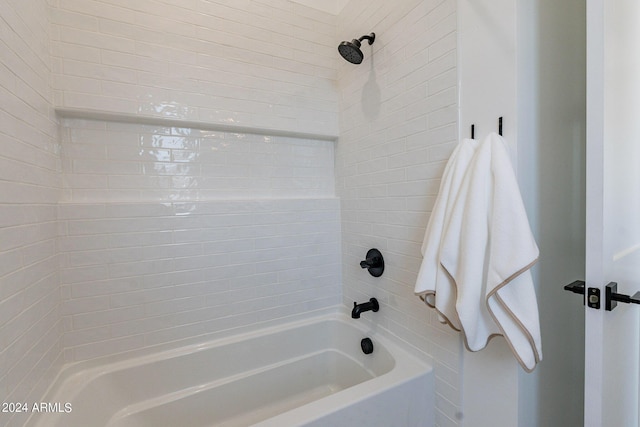 bathroom with tiled shower / bath combo