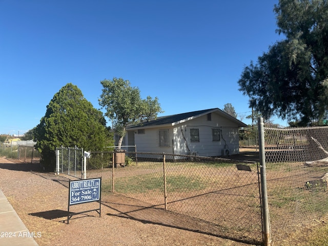 view of front facade with a front lawn