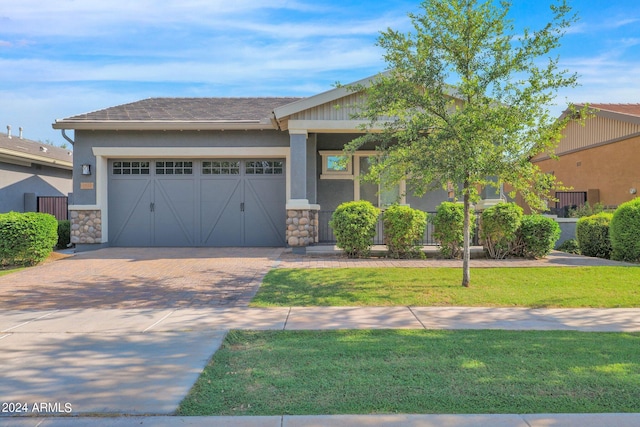 view of front of house featuring a garage and a front yard