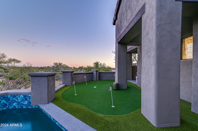 view of yard at dusk