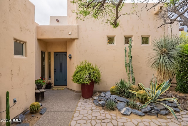property entrance featuring stucco siding